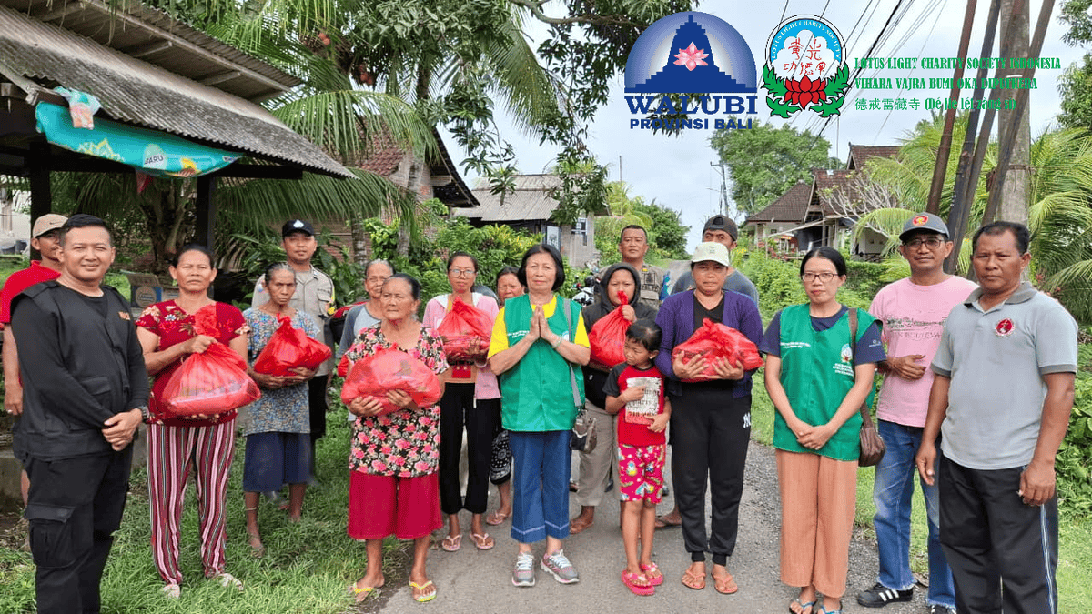 LLCS Vihara Vajra Bumi Oka Diputhera, Jembrana - Bali(德戒雷藏寺), bagikan sembako pasca terjadinya banjir di Pulau Bali di Kabupaten Jembrana