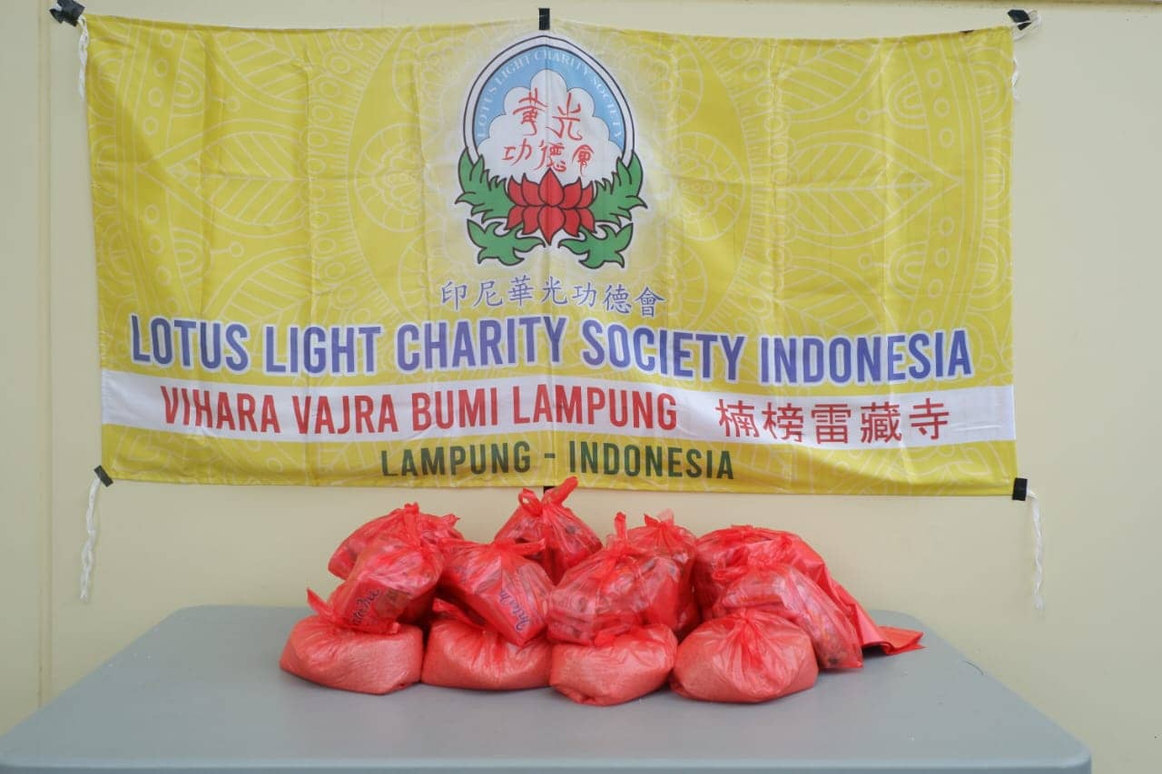 LLCS Vihara Vajra Bumi Lampung 楠榜雷藏寺 salurkan 10 paket sembako untuk warga yang membutuhkan
