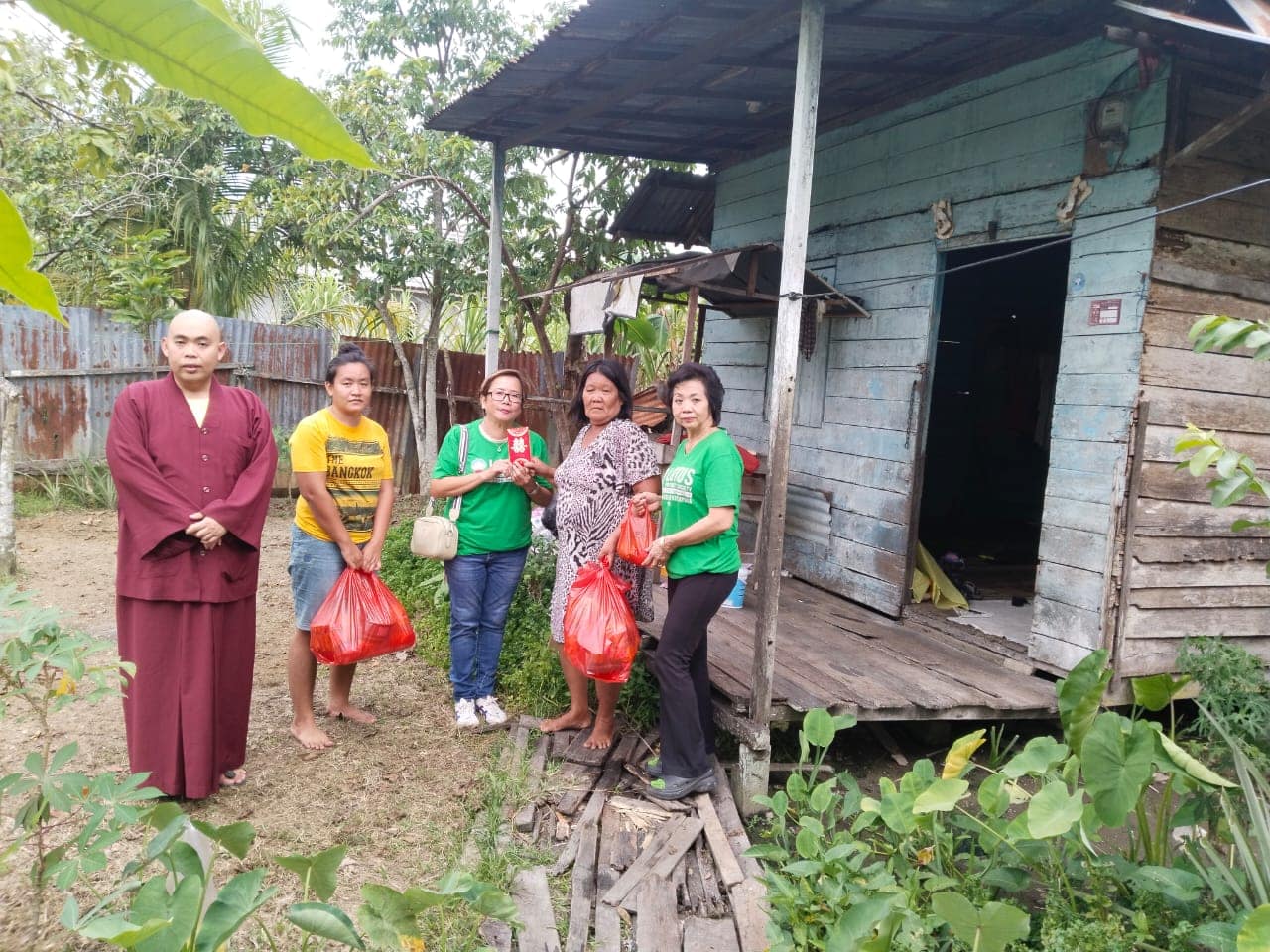 LLCS Vihara Vajra Bumi Kertayuga (真德雷藏寺) Kubu Raya bagikan paket sembako untuk para lansia
