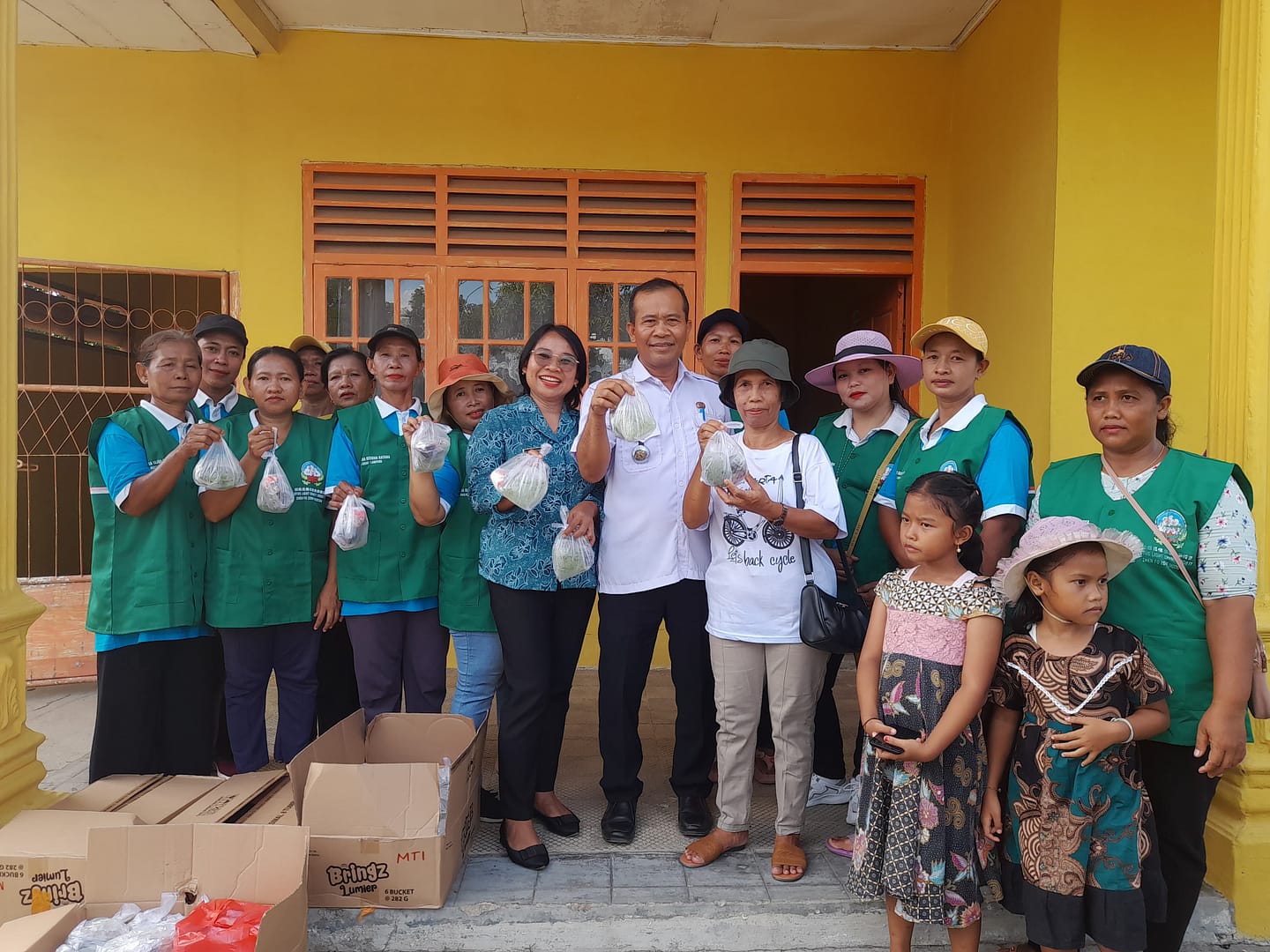LLCS Vihara Vajra Bumi Bala Putra, LLCS Vihara Vajra Bumi Buddha Ratana, dan LLCS Vihara Vajra Bumi Buddha Cariya Berbagi Takjil di jalan Raya Seputih Raman, Lampung Tengah