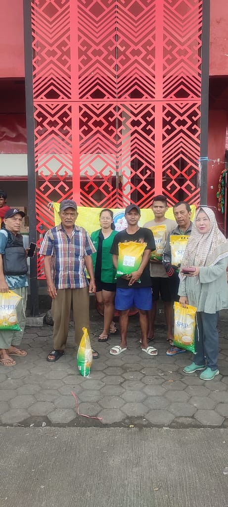 LLCS Vihara Vajra Viriya Dharma Manado 須彌雷藏寺 bagikan 200 paket beras untuk pekerja pasar LLCS Vihara Vajra Viriya Dharma Manado 須彌雷藏寺 bagikan 200 paket beras untuk pekerja pasar