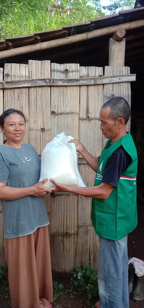 LLCS Vihara Vajra Bumi Karuna Admaja (慧華同修會) Temanggung, bagikan beras untuk warga sekitar vihara LLCS Vihara Vajra Bumi Karuna Admaja (慧華同修會) Temanggung, bagikan beras untuk warga sekitar vihara