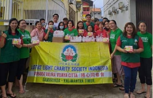 LLCS Vihara Vajra Vijaya Citta Kota Samarinda , Kegiatan berbagi takjil gratis ini dilaksanakan dan bertujuan untuk membantu masyarakat yang sedang berpuasa dalam menyambut bulan suci Ramadhan. LLCS Vihara Vajra Vijaya Citta Kota Samarinda , Kegiatan berbagi takjil gratis ini dilaksanakan dan bertujuan untuk membantu masyarakat yang sedang berpuasa dalam menyambut bulan suci Ramadhan.