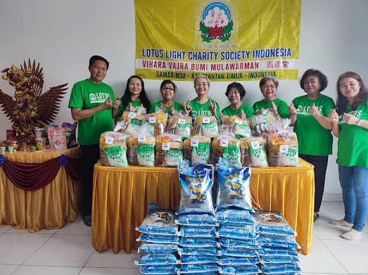 LLCS Vihara Vajra Bumi Mulawarman – bagikan sembako kepada warga yang kurang mampu di kota Samarinda sebanyak 30paket LLCS Vihara Vajra Bumi Mulawarman – bagikan sembako kepada warga yang kurang mampu di kota Samarinda sebanyak 30paket