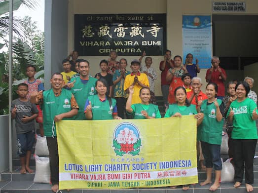 LLCS Vihara Vajra Bumi Giri Putra – Kegiatan ini dilakukan bersamaan dengan sadhana dan pemandian Pratima Sidharta kecil LLCS Vihara Vajra Bumi Giri Putra – Kegiatan ini dilakukan bersamaan dengan sadhana dan pemandian Pratima Sidharta kecil