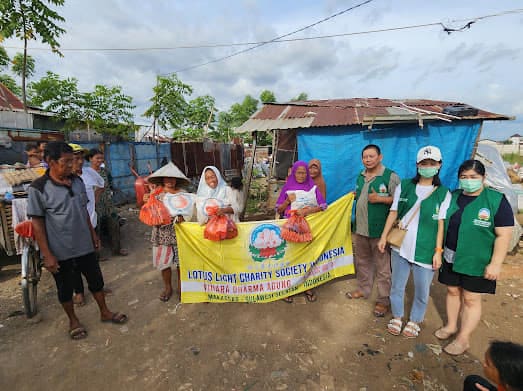 LLCS Vihara Dharma Agung, Makassar – Kegiatan baksos kali ini bertempat di 6 lokasi warga prasejahtera dengan target utama yaitu warga manula, disabilitas, janda dan anak yatim piatu. LLCS Vihara Dharma Agung, Makassar – Kegiatan baksos kali ini bertempat di 6 lokasi warga prasejahtera dengan target utama yaitu warga manula, disabilitas, janda dan anak yatim piatu.