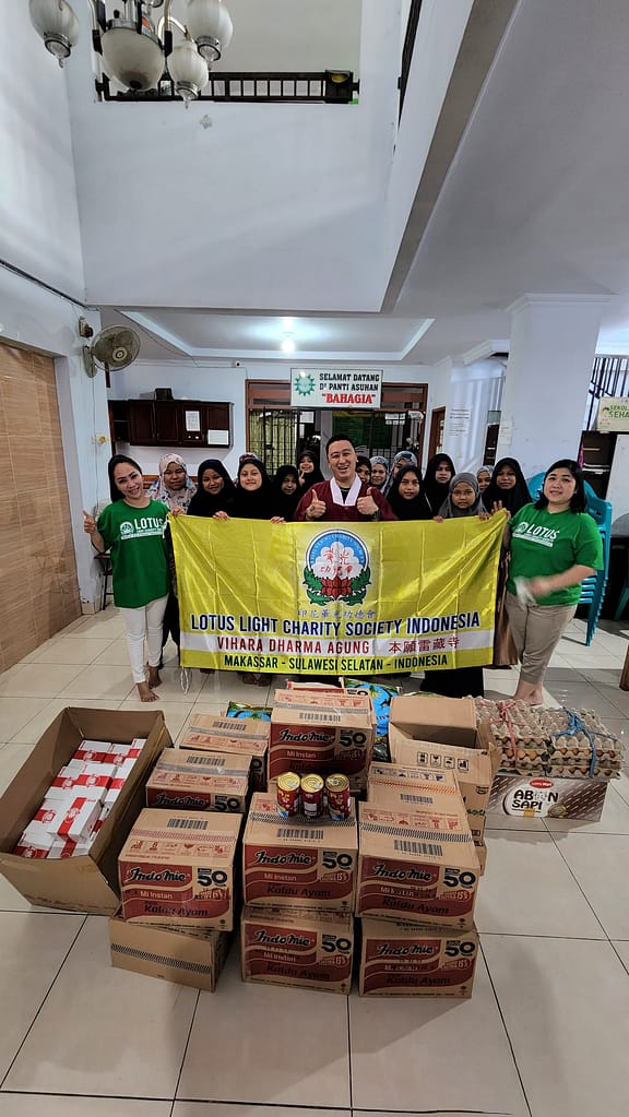 LLCS Vihara Dharma Agung Makassar 本願雷藏寺 berbagi dengan teman-teman di panti asuhan LLCS Vihara Dharma Agung Makassar 本願雷藏寺 berbagi dengan teman-teman di panti asuhan