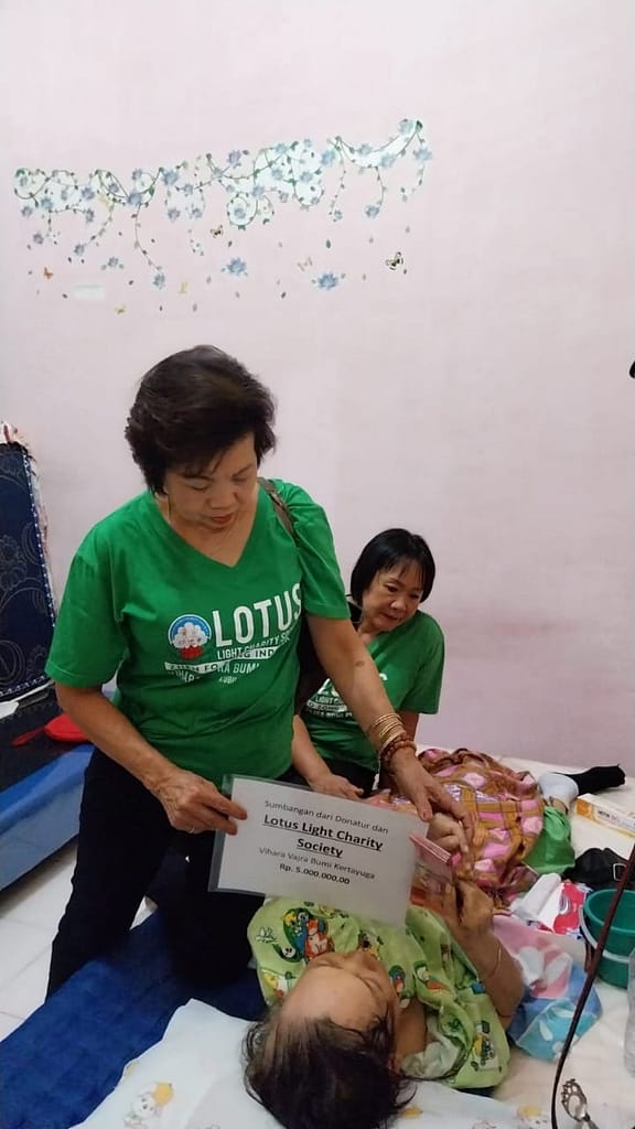 LLCS Vihara Vajra Bumi Kertayuga, Pontianak. melaksanakan kunjungan dan doa bersama ke 2 rumah umat yang sedang menderita sakit LLCS Vihara Vajra Bumi Kertayuga, Pontianak. melaksanakan kunjungan dan doa bersama ke 2 rumah umat yang sedang menderita sakit