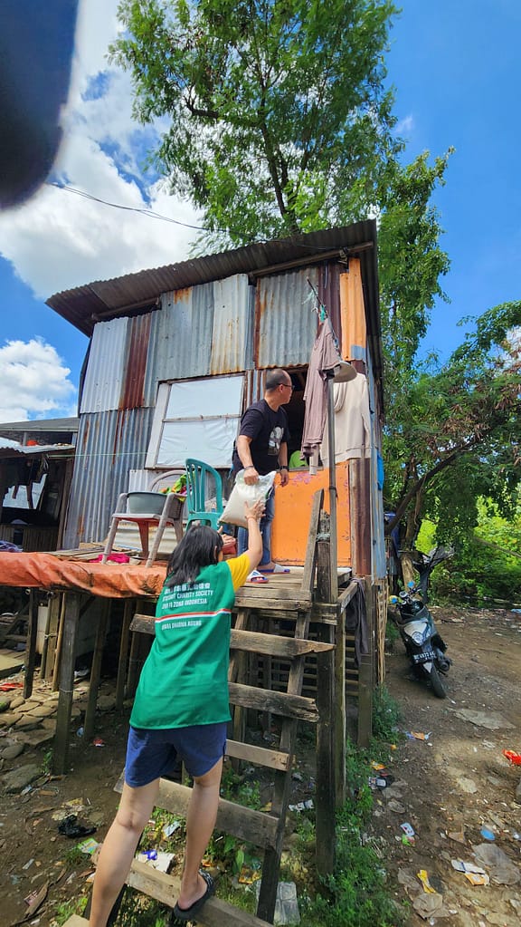 LLCS Vihara Dharma Agung-Makassar, bagikan 45 paket sembako ke pemukiman warga prasejahtera. LLCS Vihara Dharma Agung-Makassar, bagikan 45 paket sembako ke pemukiman warga prasejahtera.