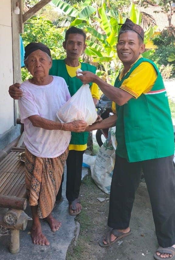 LLCS Vihara Vajra Bumi Arya Kertawijaya Kab.Cilacap PROV.Jawa Tengah -menyelenggarakan Bakti Sosial Berupa 50 Paket sembako yang di salurkan kepada Para Lansia di sekitar Vihara dan lingkungan Rumah umat LLCS Vihara Vajra Bumi Arya Kertawijaya Kab.Cilacap PROV.Jawa Tengah -menyelenggarakan Bakti Sosial Berupa 50 Paket sembako yang di salurkan kepada Para Lansia di sekitar Vihara dan lingkungan Rumah umat