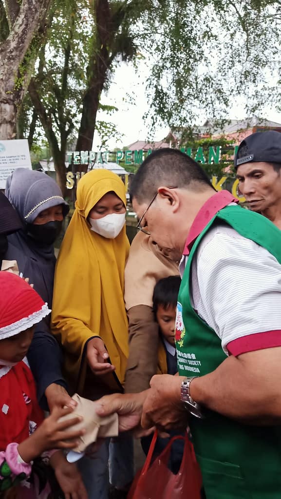 LLCS Vajra Bumi Kertayuga 真德雷藏寺 Pontianak bagikan nasi bungkus untuk berbuka Puasa LLCS Vajra Bumi Kertayuga 真德雷藏寺 Pontianak bagikan nasi bungkus untuk berbuka Puasa