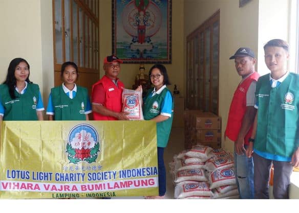 LLCS Vihara Vajra Bumi Lampung – membagikan bantuan sosial LLCS Vihara Vajra Bumi Lampung – membagikan bantuan sosial