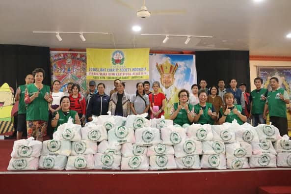 LLCS Vihara Vajra Bumi Kertayuga (真德雷藏寺) Pontianak bagikan 90 paket Imlek untuk Keluarga Prasejahtera Gang Waru LLCS Vihara Vajra Bumi Kertayuga (真德雷藏寺) Pontianak bagikan 90 paket Imlek untuk Keluarga Prasejahtera Gang Waru