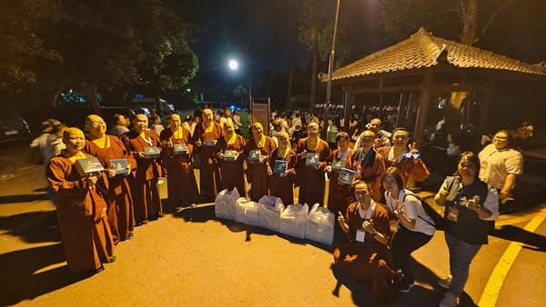 LLCS bagikan 1800pax makan siang di Agni Homa Bodhisattva Vajrasattva Catur Kiblat Borobudur LLCS bagikan 1800pax makan siang di Agni Homa Bodhisattva Vajrasattva Catur Kiblat Borobudur