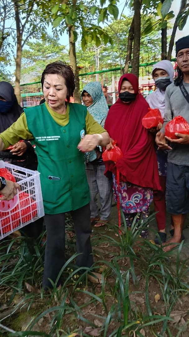 LLCS Vihara Vajra Bumi Kertayuga 真德雷藏寺 bagikan Nasi Goreng untuk Berbuka Puasa