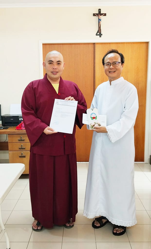 Bersama-sama dalam doa, berdoa bagi yang tertimpa musibah, LLCS Indonesia menyerahkan Bantuan dana untuk Bencana Alam Erupsi Gunung Lewotobi – Larantuka Flores Timur. Bersama-sama dalam doa, berdoa bagi yang tertimpa musibah, LLCS Indonesia menyerahkan Bantuan dana untuk Bencana Alam Erupsi Gunung Lewotobi – Larantuka Flores Timur.
