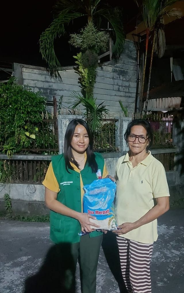 LLCS Cetya Vajra Bumi Manado 智山同修會 bagikan beras untuk warga sekitar cetya LLCS Cetya Vajra Bumi Manado 智山同修會 bagikan beras untuk warga sekitar cetya