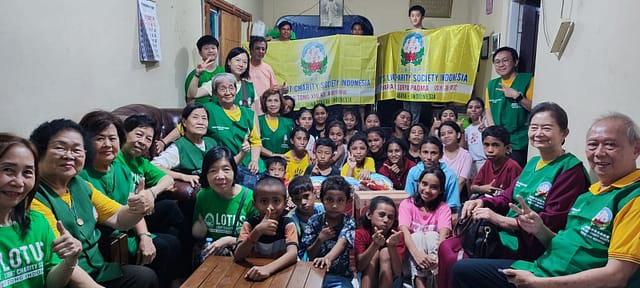 LLCS Vihara Widiya Surya Padma Surabaya(蓮齊堂) bersama LLCS Cetya Jibao Semarang(集寶同修會) adakan bakti sosial di empat Panti Asuhan Surabaya LLCS Vihara Widiya Surya Padma Surabaya(蓮齊堂) bersama LLCS Cetya Jibao Semarang(集寶同修會) adakan bakti sosial di empat Panti Asuhan Surabaya