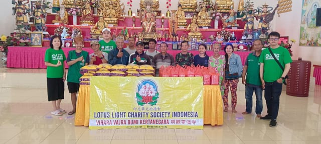 LLCS Vihara Vajra Bumi Kertanegara 明觀雷藏寺 di Malang bagikan 20 paket sembako kepada warga sekitar Vihara LLCS Vihara Vajra Bumi Kertanegara 明觀雷藏寺 di Malang bagikan 20 paket sembako kepada warga sekitar Vihara