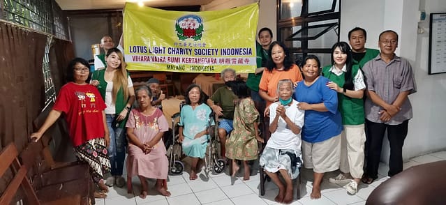 LLCS Vihara Vajra Bumi Kertanegara di kota Malang – Berkunjung ke panti jompo (rumah sosial Titus Brandsma) LLCS Vihara Vajra Bumi Kertanegara di kota Malang – Berkunjung ke panti jompo (rumah sosial Titus Brandsma)