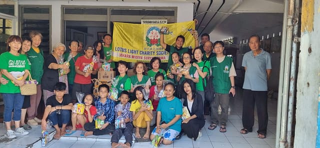 LLCS Vihara Widya Surya Padma (泗水蓮齊堂) Surabaya berbagi keceriaan di Panti Asuhan Karya Kasih dan panti Asuhan Kasih Agape LLCS Vihara Widya Surya Padma (泗水蓮齊堂) Surabaya berbagi keceriaan di Panti Asuhan Karya Kasih dan panti Asuhan Kasih Agape