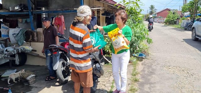 LLCS Vihara Vajra Bumi Kertayuga, Kubu Raya, Pontianak – kegiatan Berbagi Berkah Ramadhan dengan membagikan paket sembako kepada masyarakat prasejahtera di sekitar kota Pontianak. LLCS Vihara Vajra Bumi Kertayuga, Kubu Raya, Pontianak – kegiatan Berbagi Berkah Ramadhan dengan membagikan paket sembako kepada masyarakat prasejahtera di sekitar kota Pontianak.
