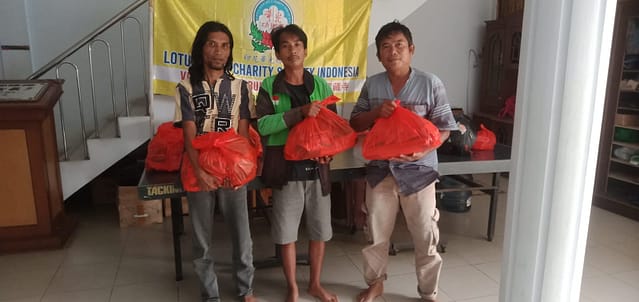 LLCS Vihara Vajra Bumi Jambi berbagi sembako kepada sesama LLCS Vihara Vajra Bumi Jambi berbagi sembako kepada sesama
