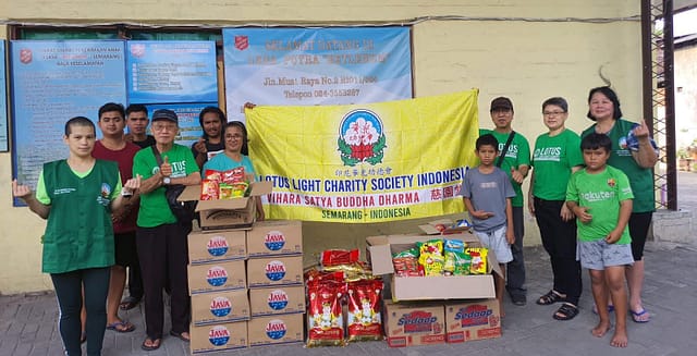 LLCS Vihara Satya Buddha Dharma Citarum, Semarang – membagikan paket sembako untuk warga Kota Semarang yang tidak mampu, selain kewarga yang tidak mampu kami juga membagikan ke beberapa Panti Asuhan dan Panti Jompo LLCS Vihara Satya Buddha Dharma Citarum, Semarang – membagikan paket sembako untuk warga Kota Semarang yang tidak mampu, selain kewarga yang tidak mampu kami juga membagikan ke beberapa Panti Asuhan dan Panti Jompo
