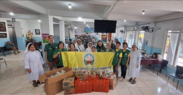 LLCS Maha Vihara Dayin – Jakarta Barat (真佛宗大音堂) bagikan paket sembako untuk para pemulung, tukang sampah, pasukan kebersihan jalanan sekitar Muara Karang, Waduk Pluit dan para lansia di panti jompo St.Anna