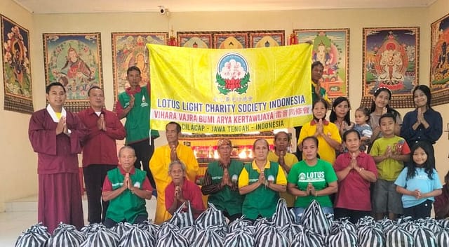 LLCS Vihara Vajra Bumi Arya Kertawijaya 雷音同修會 Cilacap adakan Bakti Sosial Waisak Berupa Pembagian 50 Paket Sembako LLCS Vihara Vajra Bumi Arya Kertawijaya 雷音同修會 Cilacap adakan Bakti Sosial Waisak Berupa Pembagian 50 Paket Sembako