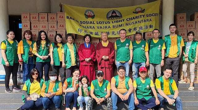 LLCS Vihara Vajra Bumi Nusantara Menebar Kasih Tanpa Pilih Kasih dengan satwamocana, bakti sosial pengobatan, dan pembagian sembako. LLCS Vihara Vajra Bumi Nusantara Menebar Kasih Tanpa Pilih Kasih dengan satwamocana, bakti sosial pengobatan, dan pembagian sembako.