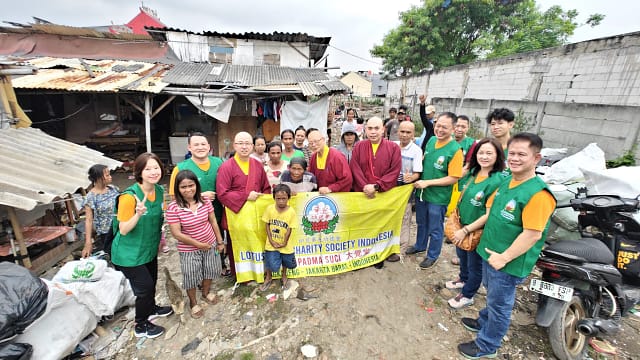 LLCS Vihara Padma Suci bagikan 320 paket bantuan di Kampung Pulo Menceng LLCS Vihara Padma Suci bagikan 320 paket bantuan di Kampung Pulo Menceng