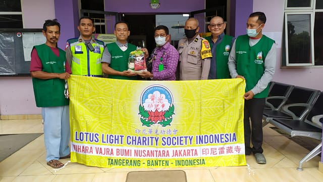 LLCS Vihara Vajra Bumi Nusantara (Karawaci – Tangerang) Kegiatan sosial ini dilakukan di beberapa titik dengan jumlah paket sebanyak 250 paket. LLCS Vihara Vajra Bumi Nusantara (Karawaci – Tangerang) Kegiatan sosial ini dilakukan di beberapa titik dengan jumlah paket sebanyak 250 paket.