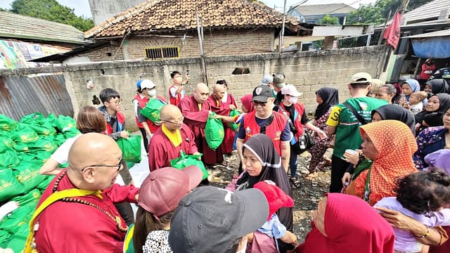 LLCS Vihara Dharma Hastabrata bagikan 500 paket cinta kasih di TBST Bantar Gebang LLCS Vihara Dharma Hastabrata bagikan 500 paket cinta kasih di TBST Bantar Gebang