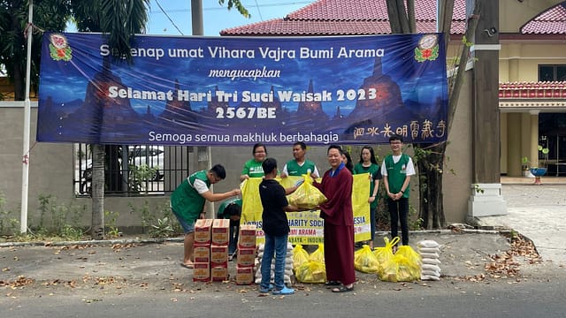 LLCS Vihara Vajra Bumi Arama Surabaya – membagikan kebutuhan pokok berupa 20 Paket Sembako LLCS Vihara Vajra Bumi Arama Surabaya – membagikan kebutuhan pokok berupa 20 Paket Sembako