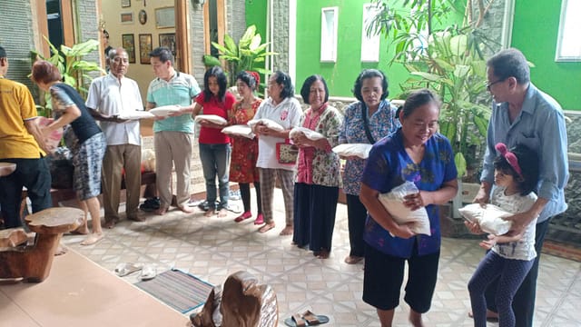 LLCS Vihara Vajra Bumi Kumala (圓玉堂) Solo, bagikan sembako kepada warga LLCS Vihara Vajra Bumi Kumala (圓玉堂) Solo, bagikan sembako kepada warga