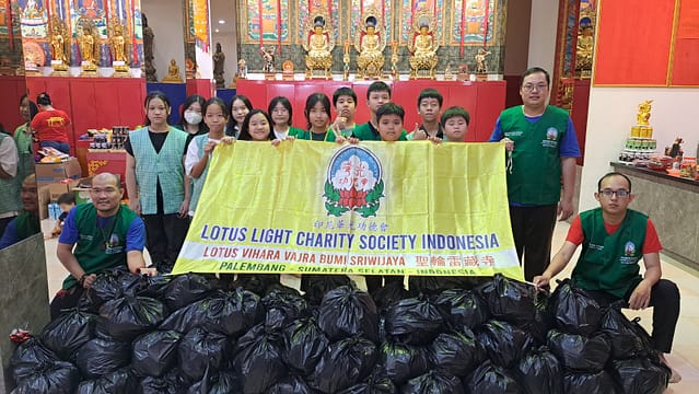 LLCS Vihara Vajra Bumi Sriwijaya Palembang聖輪雷藏寺 bagikan 400 paket sembako kepada warga sekitar Vihara LLCS Vihara Vajra Bumi Sriwijaya Palembang聖輪雷藏寺 bagikan 400 paket sembako kepada warga sekitar Vihara