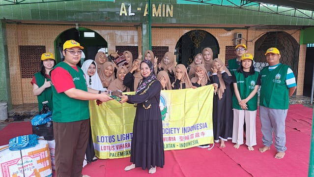 LLCS Vihara Vajra Bhumi Sriwijaya聖輪雷藏寺 Palembang, Bagikan 100 lembar Sajadah kepada anak-anak Panti di Mushola Al- Amin LLCS Vihara Vajra Bhumi Sriwijaya聖輪雷藏寺 Palembang, Bagikan 100 lembar Sajadah kepada anak-anak Panti di Mushola Al- Amin