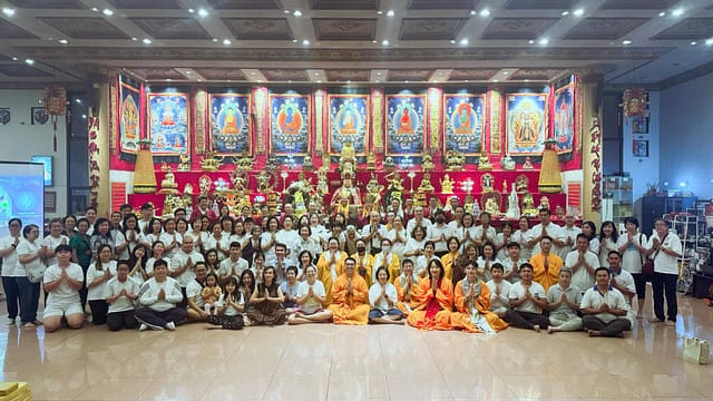 Kunjungan Ketua Umum LLCS Dunia Acarya Lian Yue di Vihara Vajra Bumi Arama Surabaya Kunjungan Ketua Umum LLCS Dunia Acarya Lian Yue di Vihara Vajra Bumi Arama Surabaya