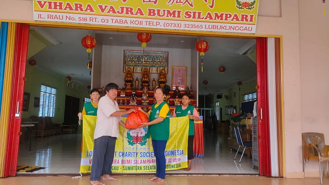 LLCS Vihara Vajra Bumi Silampari Lubuklinggau bagikan paket sembako untuk warga sekitar vihara LLCS Vihara Vajra Bumi Silampari Lubuklinggau bagikan paket sembako untuk warga sekitar vihara