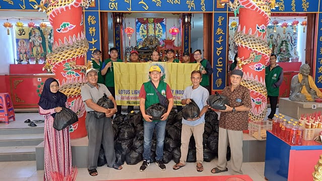 LLCS Vihara Vajra Bhumi Sriwijaya di Palembang,para pengurus dan relawan Vihara membagikan 300 paket sembako kepada warga sekitar dan beberapa wilayah di kota Palembang yang membutuhkan. LLCS Vihara Vajra Bhumi Sriwijaya di Palembang,para pengurus dan relawan Vihara membagikan 300 paket sembako kepada warga sekitar dan beberapa wilayah di kota Palembang yang membutuhkan.