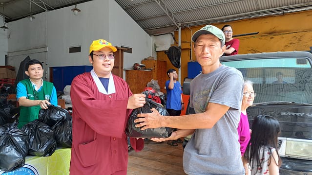 LLCS Vihara Vajra Bhumi Sriwijaya 聖輪雷藏寺 Palembang membagikan paket sembako sebanyak 200 bungkus kepada warga sekitaran Vihara