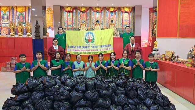 LLCS Vihara Vajra Bhumi Sriwijaya Palembang聖輪雷藏寺 bagikan 300 paket imlek kepada warga sekitar Vihara