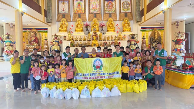 LLCS Vihara Vajra Bumi Dwipa 佛理堂 Tarakan bagikan 60 paket sembako LLCS Vihara Vajra Bumi Dwipa 佛理堂 Tarakan bagikan 60 paket sembako