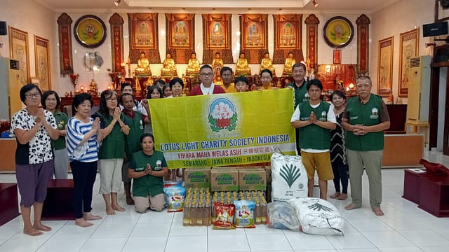 Vihara Maha Welas Asih 三寶壟雷藏寺 di Semarang berbagi kasih ke Rumah Shalom Vihara Maha Welas Asih 三寶壟雷藏寺 di Semarang berbagi kasih ke Rumah Shalom