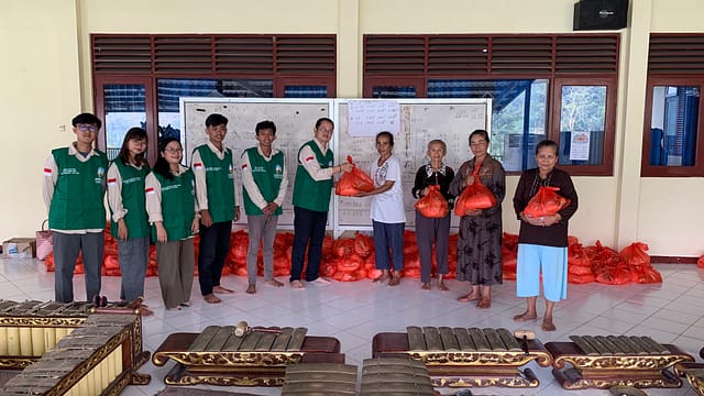 LLCS Vihara Vajra Bumi Satya Dharma Virya di desa Lamuk Bersama mahasiswa KKN STABN Sriwijaya bagikan 200 paket sembako dan 18 paket stunting LLCS Vihara Vajra Bumi Satya Dharma Virya di desa Lamuk Bersama mahasiswa KKN STABN Sriwijaya bagikan 200 paket sembako dan 18 paket stunting