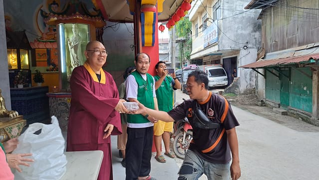 LLCS Vihara Vajra Bhumi Sriwijaya 聖輪雷藏寺 Palembang bagikan ratusan bungkus nasi untuk berbuka puasa selama 3 hari (hari kedua) LLCS Vihara Vajra Bhumi Sriwijaya 聖輪雷藏寺 Palembang bagikan ratusan bungkus nasi untuk berbuka puasa selama 3 hari (hari kedua)