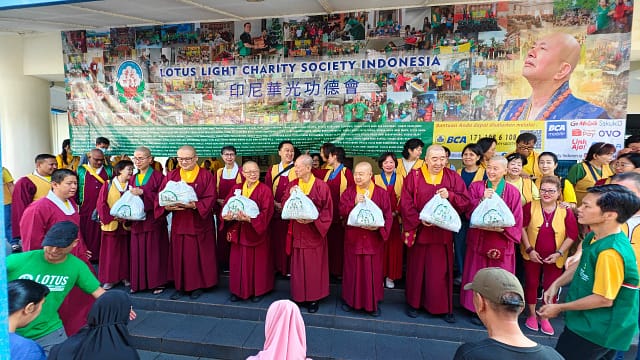 LLCS Vihara Vajra Bumi Nusantara Wujud Dana Paramita dan Penghormatan HUT Mahaguru Liansheng ke-81 LLCS Vihara Vajra Bumi Nusantara Wujud Dana Paramita dan Penghormatan HUT Mahaguru Liansheng ke-81