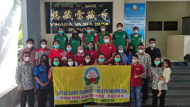 LLCS Vihara Vajra Bumi Giri Putra Cipari – Jawa Tengah,mengadakan bakti sosial berupa pengobatan gratis bekerja sama dengan Rumah Sakit Santa Maria Cilacap. LLCS Vihara Vajra Bumi Giri Putra Cipari – Jawa Tengah,mengadakan bakti sosial berupa pengobatan gratis bekerja sama dengan Rumah Sakit Santa Maria Cilacap.