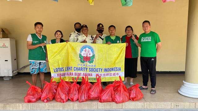 Vihara Vajra Bumi Arama Surabaya 泗水光明雷藏寺 bagikan 80 paket sembako kepada para Petugas Keamanan, Kebersihan, dan Driver Ojol Vihara Vajra Bumi Arama Surabaya 泗水光明雷藏寺 bagikan 80 paket sembako kepada para Petugas Keamanan, Kebersihan, dan Driver Ojol